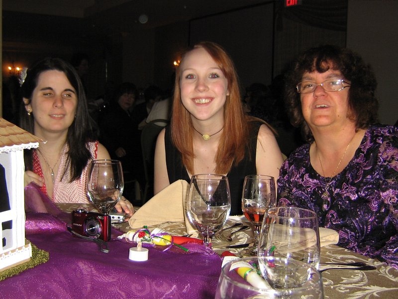 Vicky, Amber, Linda.JPG